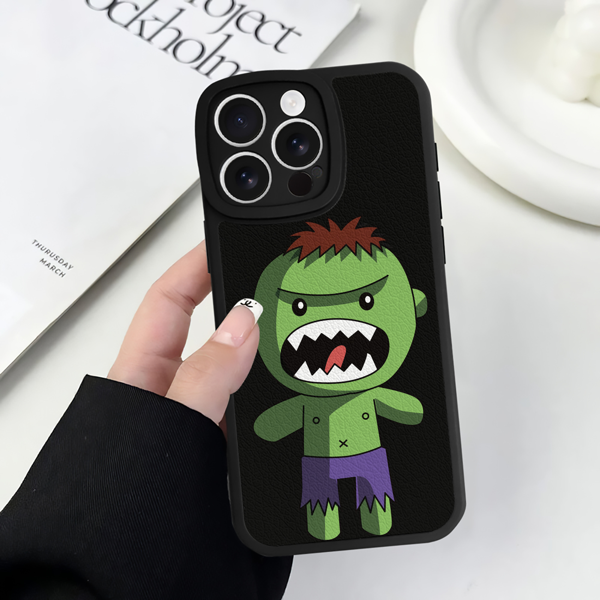 （画像用） アベンジャーズ The Avengers 【iPhone 16シリーズ対応】シリコンスマホケース（レザー調） 材質：シリコン